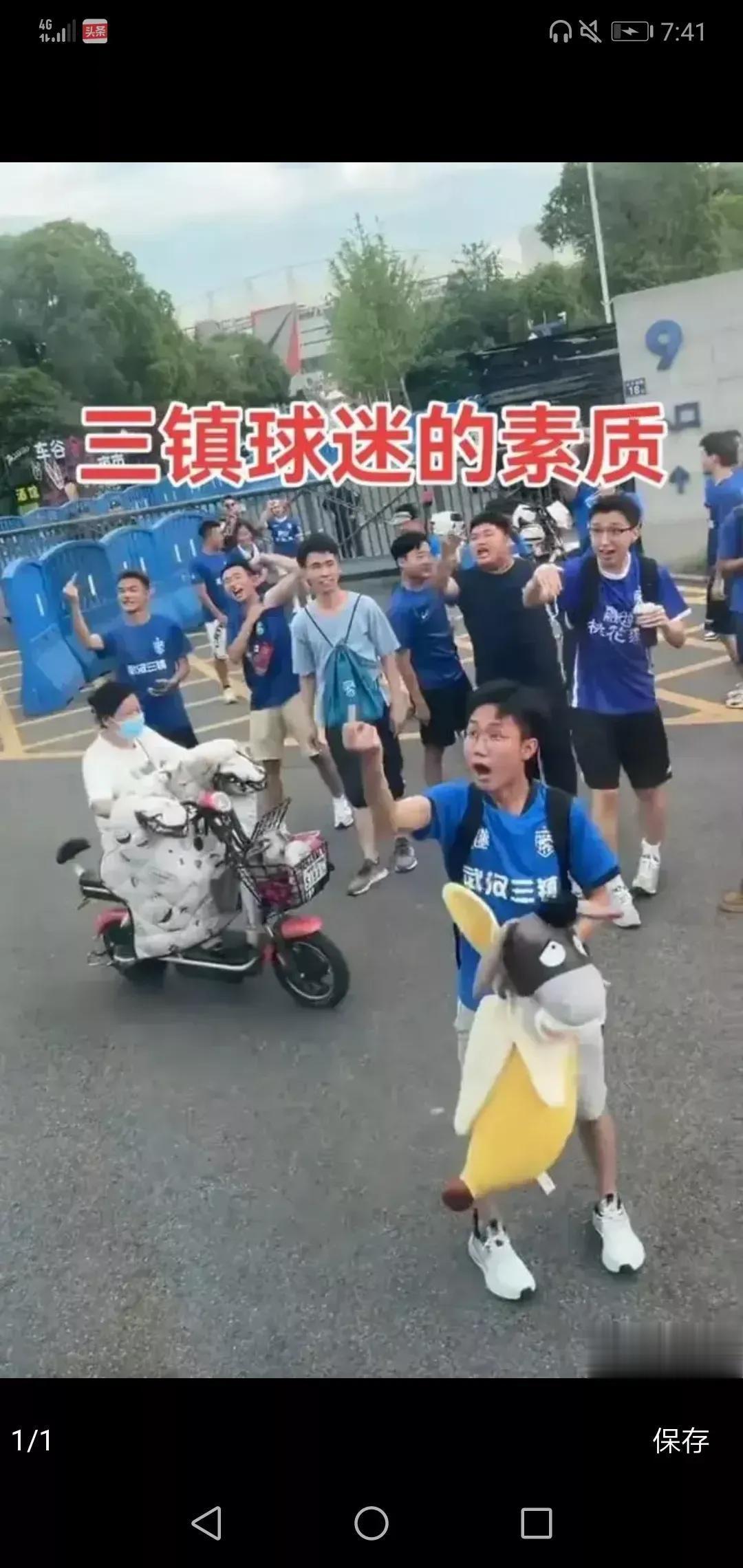 现在看来，事情应该是武汉三镇球迷先闹起来的，毕竟三镇球迷曾经围攻过泰山队的大巴车(2)