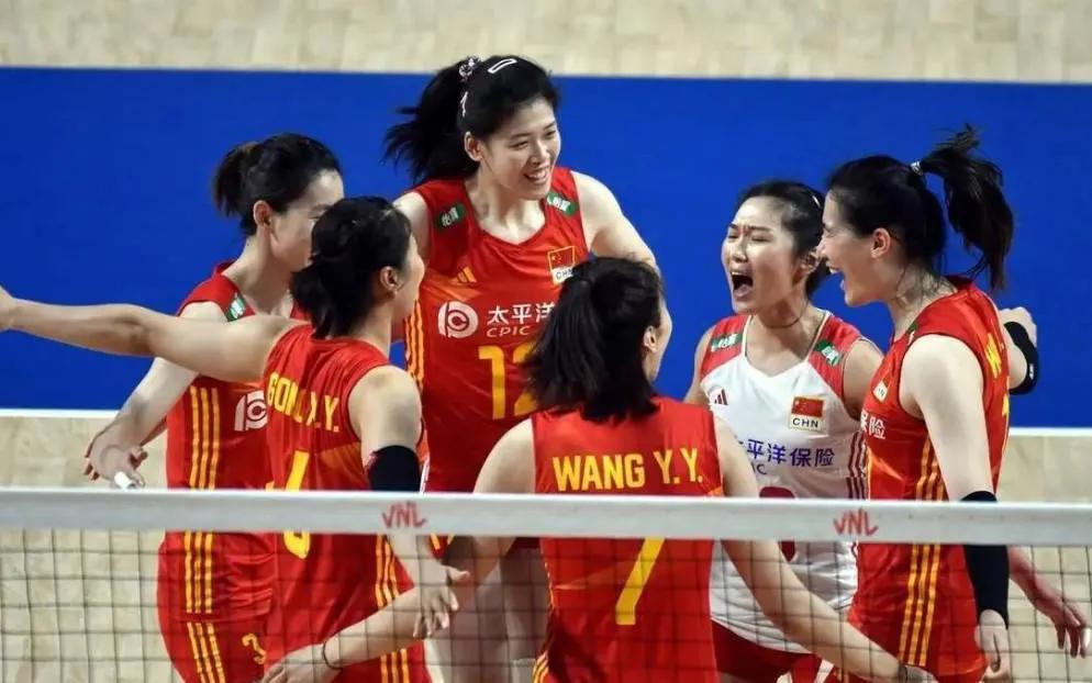 中国女排助理教练赛场玩手机，多次被导播拍到，球迷太失望


北京时间6月30日，