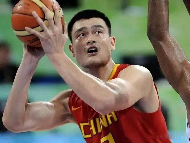 细细的盘点一下，中国篮球运动员有资格被称的上世界级别的，也就区区几人。
1.姚明(4)