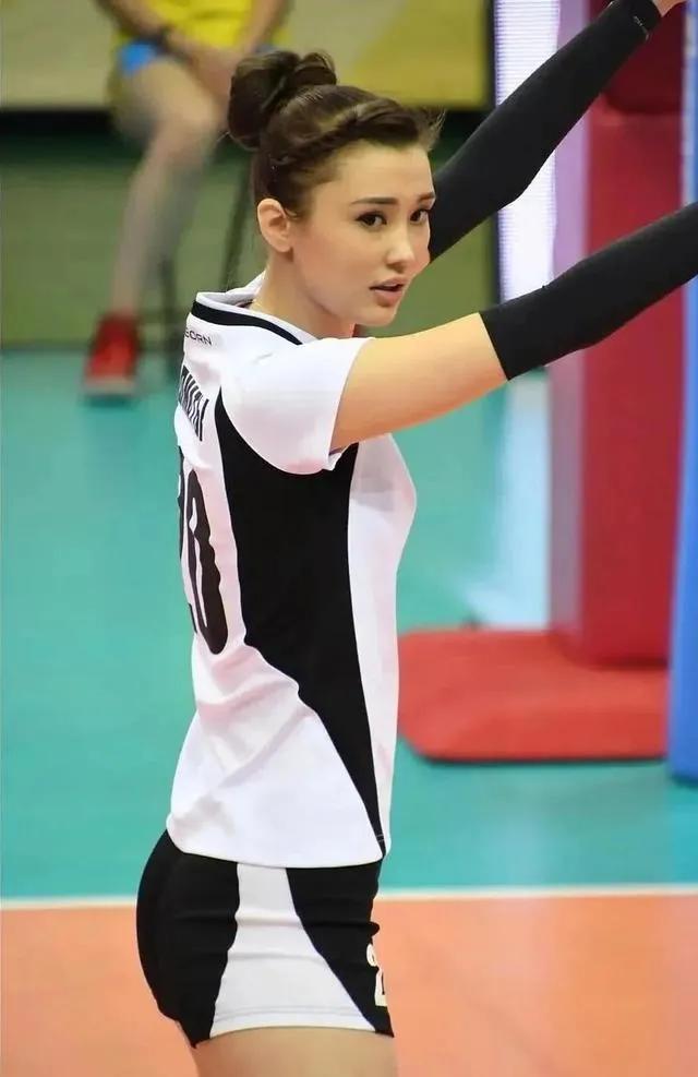 莎宾娜是哈萨克斯坦女排运动员，一出道便红遍世界，成为女子排坛第一美人。身材高挑，(10)