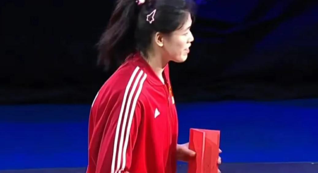 世联赛最佳主攻获得者李莹盈是一名中国共产党党员，二十大代表，在本届世联赛上打满十