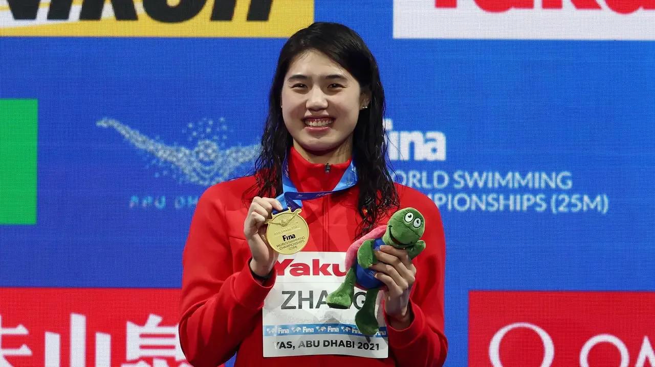 菩萨心肠，张雨霏这一让，中国游泳队诞生4位新世界冠军。
7月26日上午，张雨霏在(1)