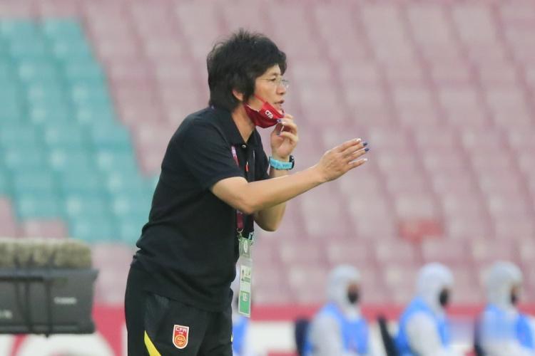 记者谈中国女足开场丢球：身体差距被放大，传控精准度也无法提升(1)