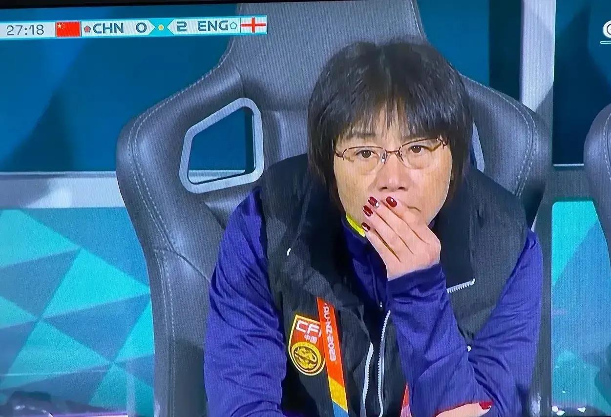 连水庆霞的红指甲都成了攻击目标，当初亚洲杯夺冠的时候，你们可不是这副嘴脸！

巧(1)