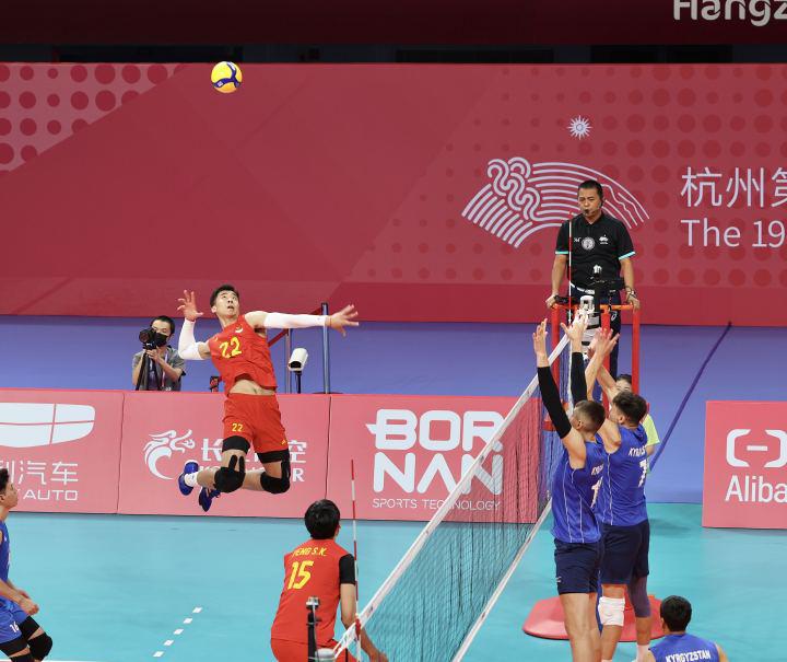 现场高清大图来了，首次亮相的中国男排亚运队赢了！