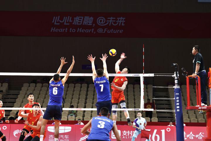现场高清大图来了，首次亮相的中国男排亚运队赢了！(6)