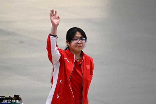 00年妹子刘锐手插兜破亚洲纪录，获女子25米手枪冠军，赛后称打之前很紧张(1)