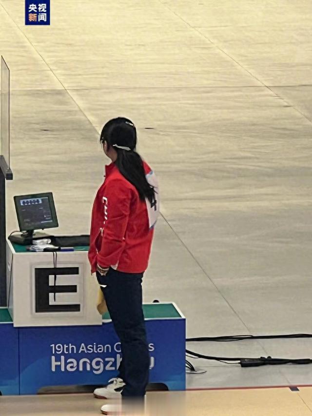 00年妹子刘锐手插兜破亚洲纪录，获女子25米手枪冠军，赛后称打之前很紧张(2)