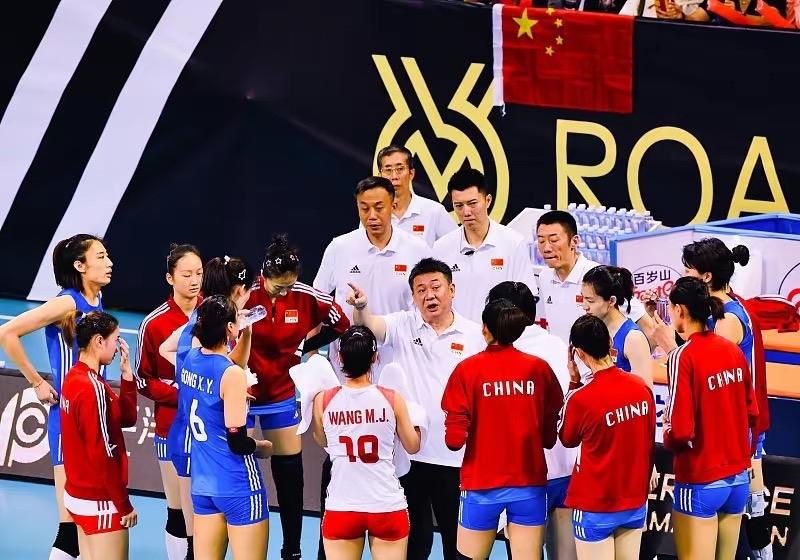 国际排协官宣，中国女排收获大礼，搭上巴黎奥运末班车，有望复仇