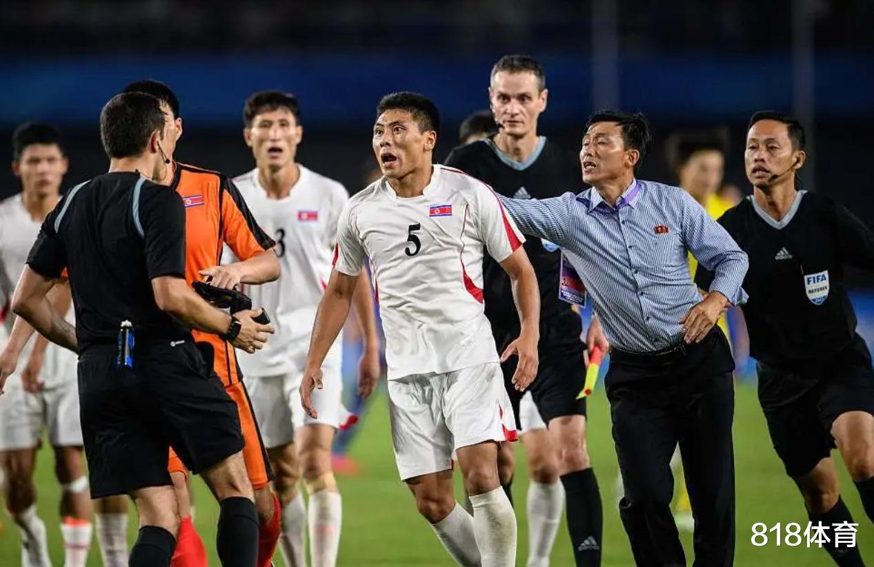 没素质！朝鲜球员补水时间找日本队队务讨水喝，拿到水后还挥拳恐吓