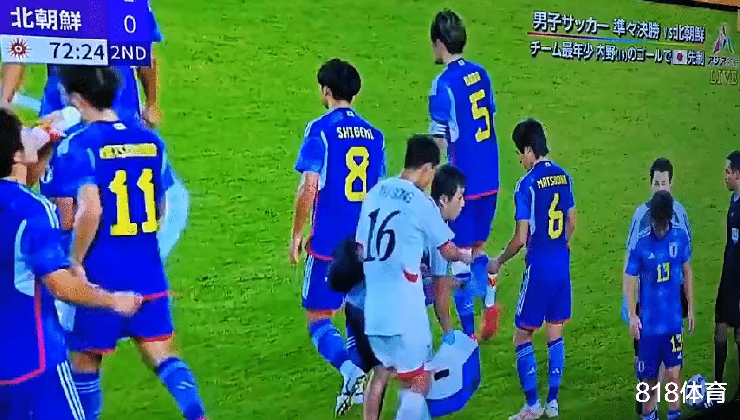 没素质！朝鲜球员补水时间找日本队队务讨水喝，拿到水后还挥拳恐吓(2)