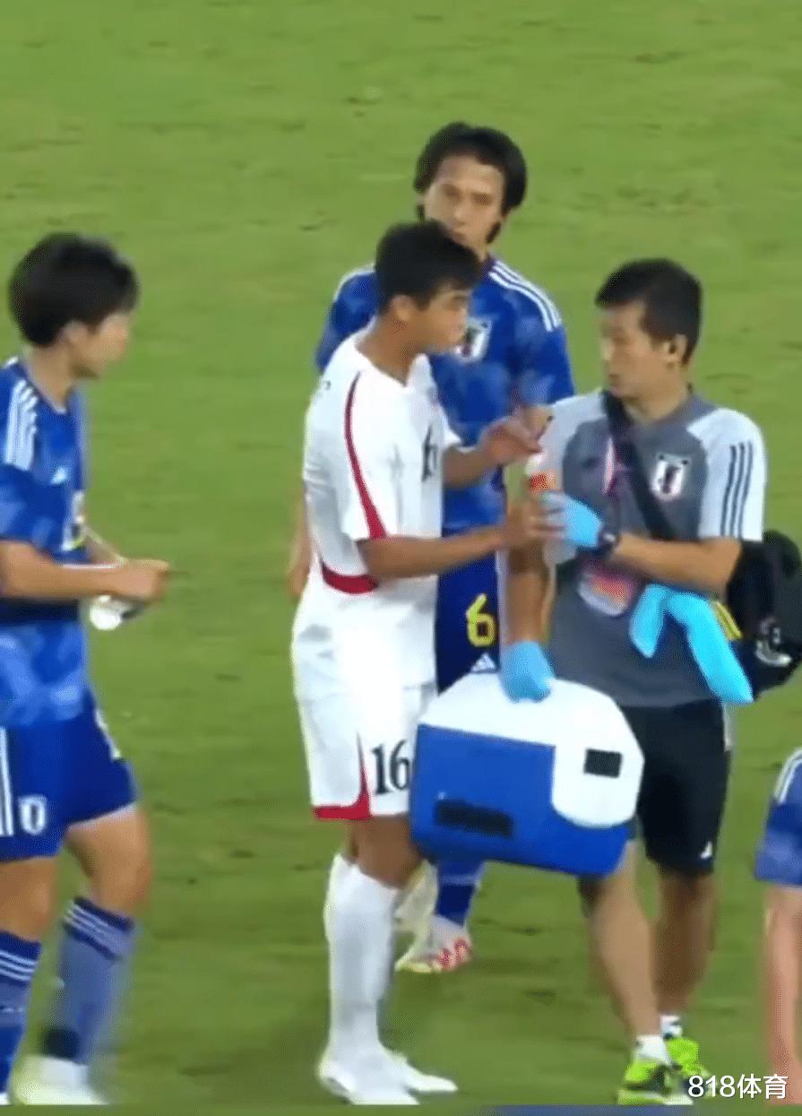 没素质！朝鲜球员补水时间找日本队队务讨水喝，拿到水后还挥拳恐吓(3)
