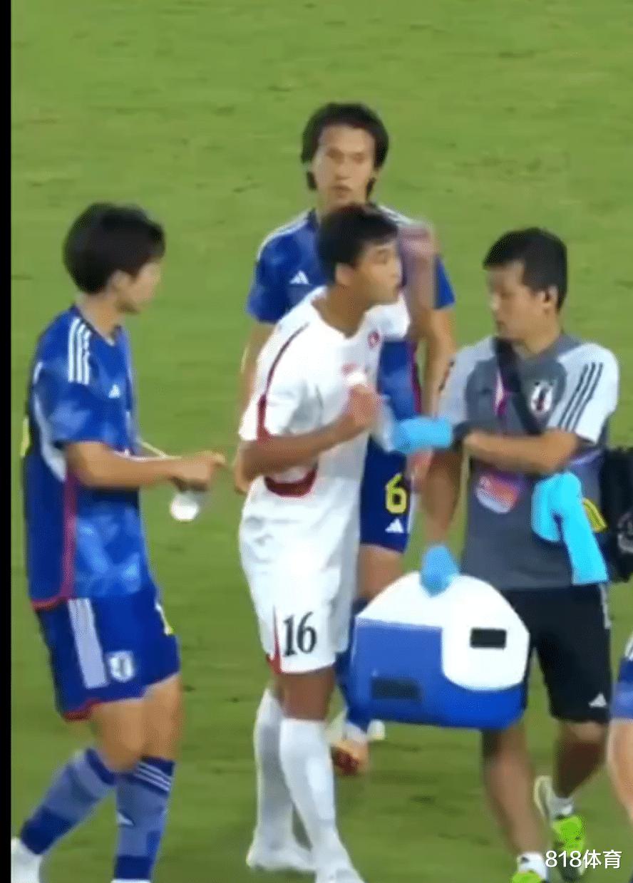 没素质！朝鲜球员补水时间找日本队队务讨水喝，拿到水后还挥拳恐吓(4)