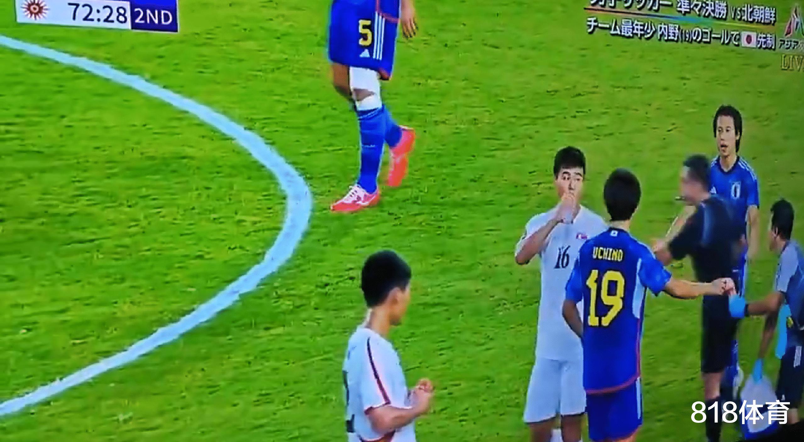 没素质！朝鲜球员补水时间找日本队队务讨水喝，拿到水后还挥拳恐吓(5)