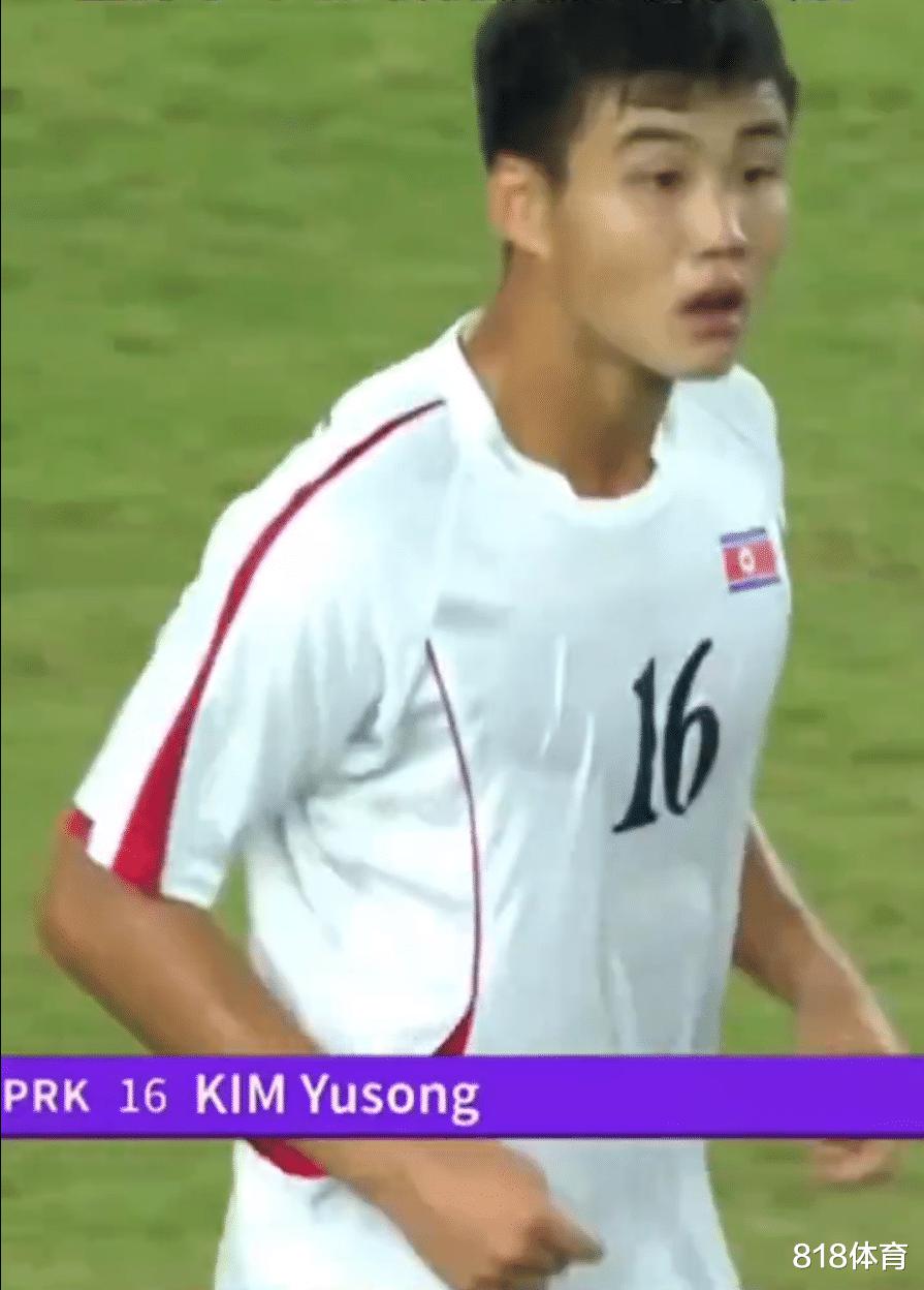 没素质！朝鲜球员补水时间找日本队队务讨水喝，拿到水后还挥拳恐吓(8)