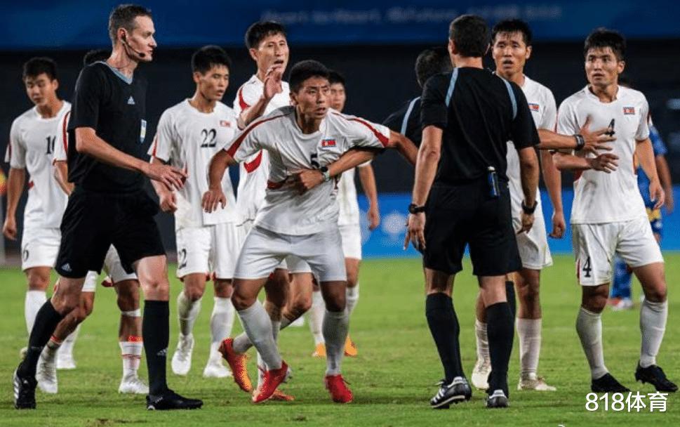 没素质！朝鲜球员补水时间找日本队队务讨水喝，拿到水后还挥拳恐吓(9)