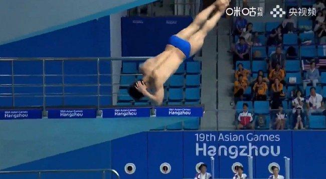 亚运跳水男子3米板预赛王宗源第一 郑九源第三晋级