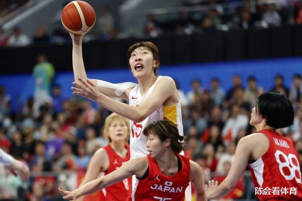 中国女篮夺得冠军后，豪华奖金曝光，李梦激动落泪，球迷沸腾