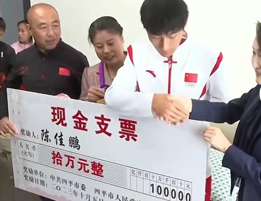 李梦被奖励一套房，林雨薇被奖励4万元，运动员拿出成绩才是王道(4)