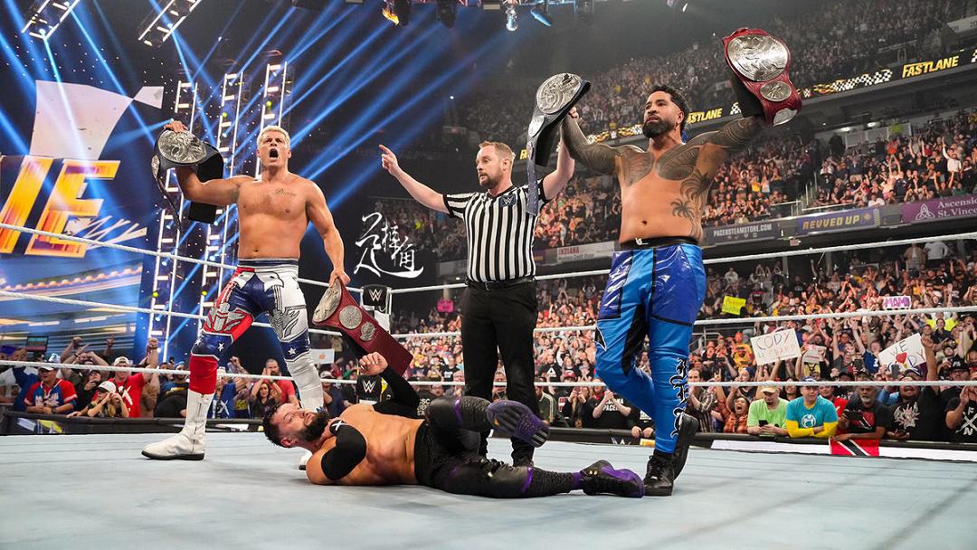 WWE审判日组合一口气输掉4条腰带，科迪又刷起了双打冠军(7)