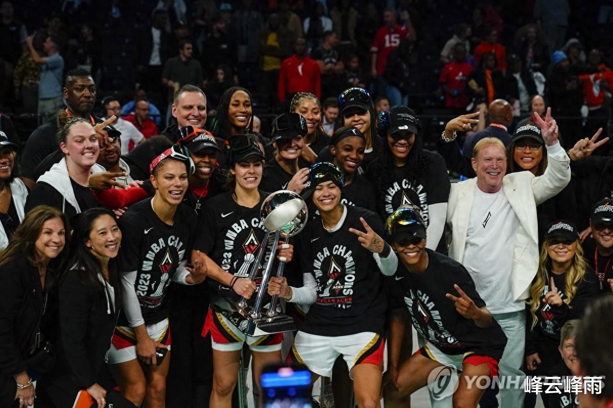 拉斯维加斯王牌时隔21年实现WNBA两连冠，美女主帅引关注(1)