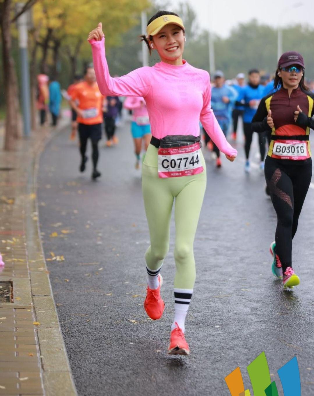 女跑者被低估，穿得少不是作秀
