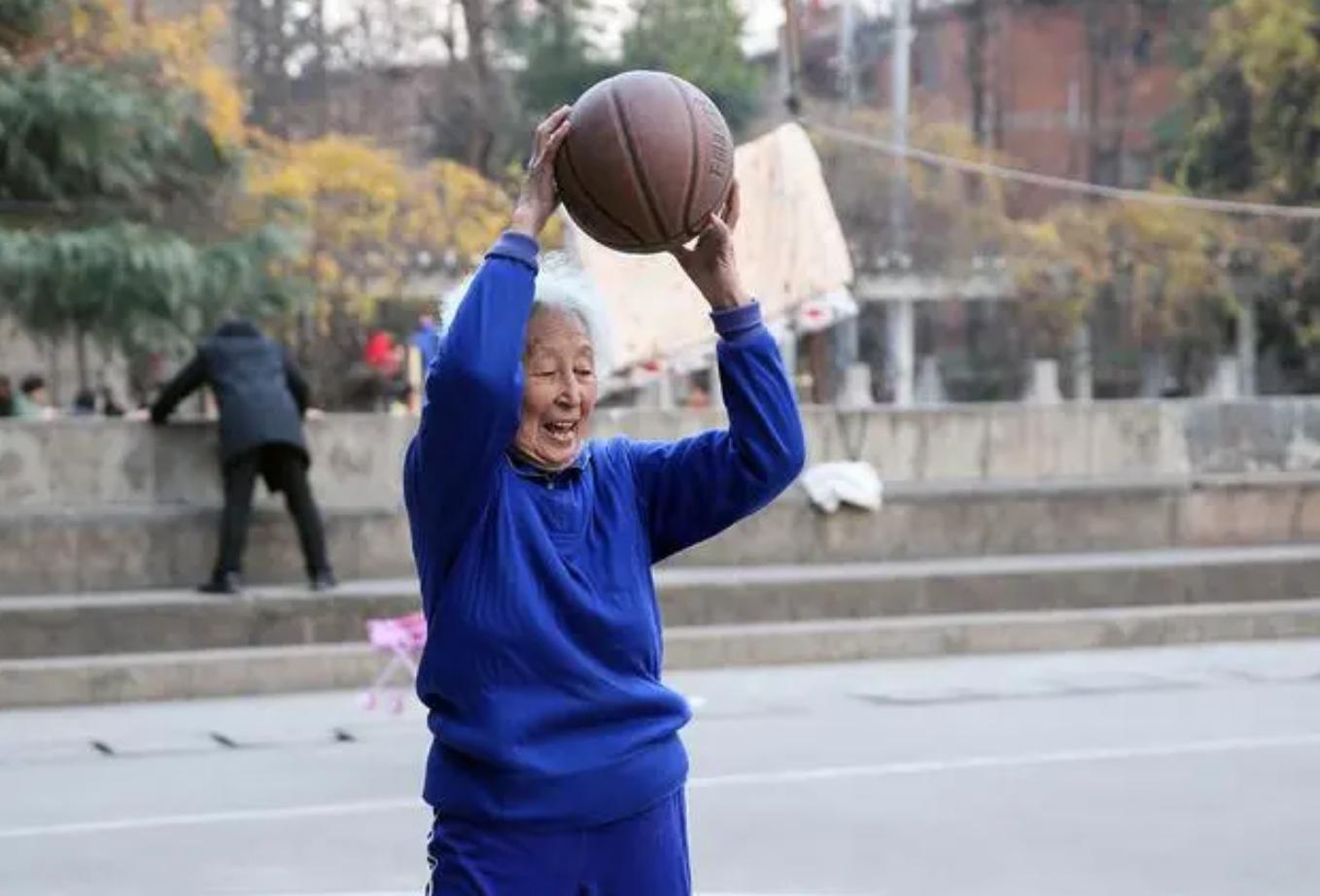 77岁老奶奶篮球场上的银发魅影：李秀荣与她的无尽热爱(1)
