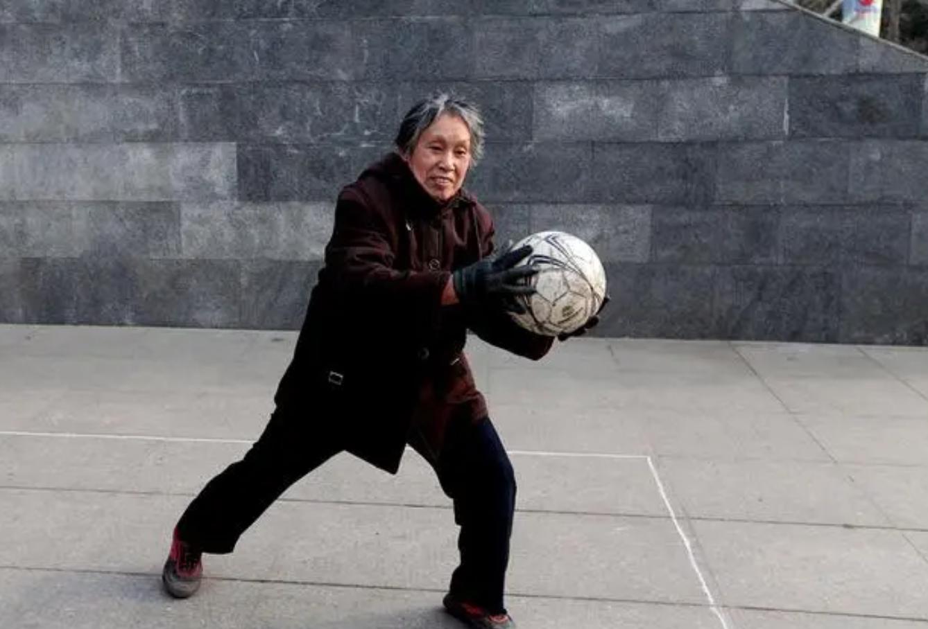 77岁老奶奶篮球场上的银发魅影：李秀荣与她的无尽热爱(2)