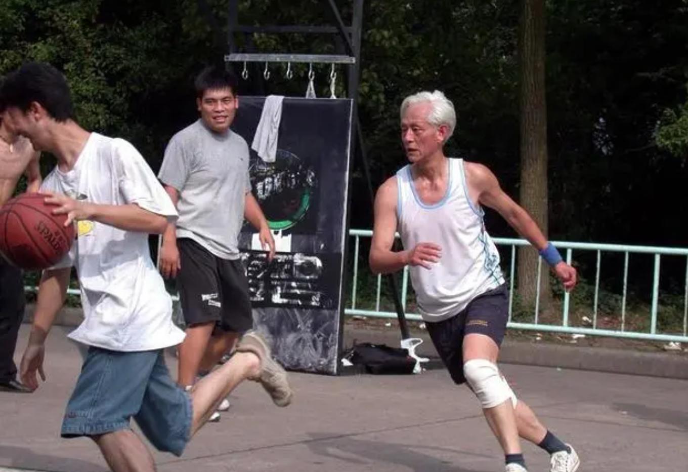 77岁老奶奶篮球场上的银发魅影：李秀荣与她的无尽热爱(3)