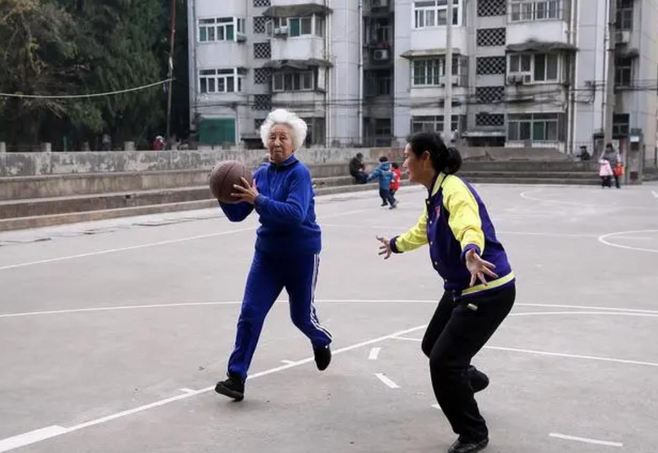 77岁老奶奶篮球场上的银发魅影：李秀荣与她的无尽热爱(4)