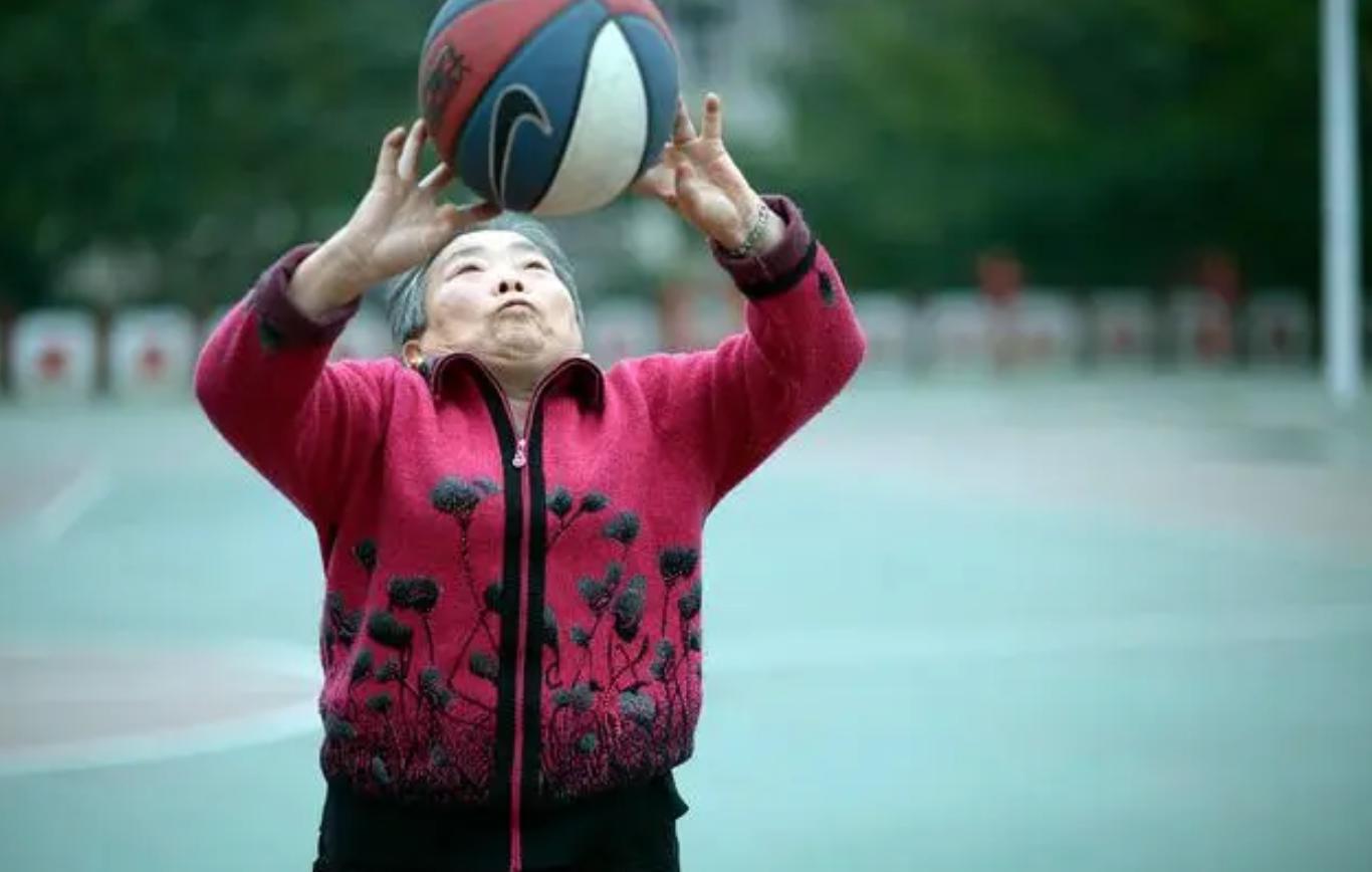 77岁老奶奶篮球场上的银发魅影：李秀荣与她的无尽热爱(5)