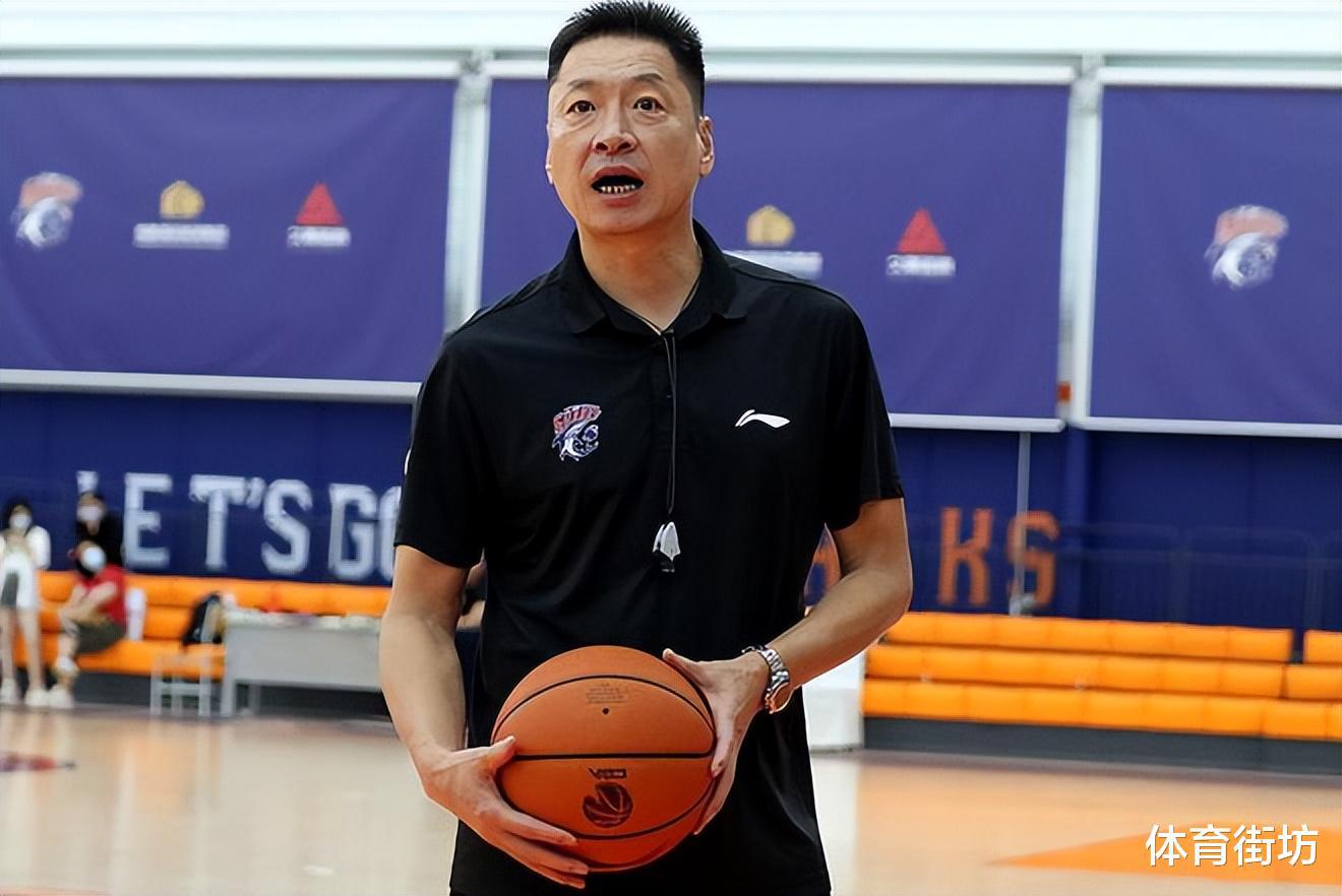 悬念揭晓，李春江效仿李楠，打造篮球训练学校，首次出现球迷视线