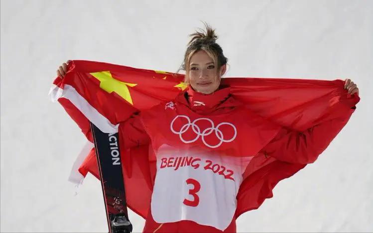 恭喜！北京冬奥后，谷爱凌首次参加坡面障碍技巧赛获得女子亚军！(3)