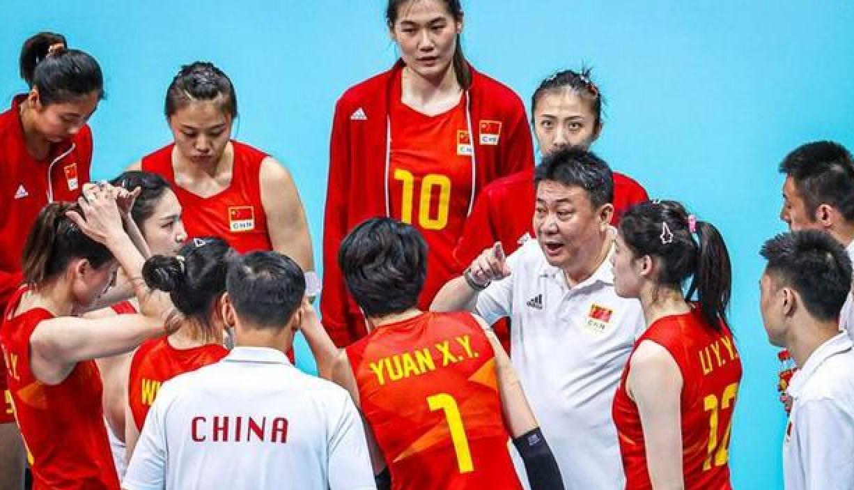 心疼！中国女排世联赛开门红，34岁丁霞状态低迷，膝盖敷冰袋