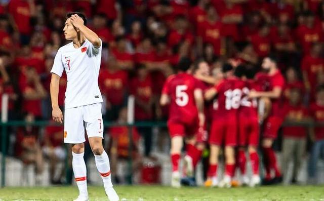 国足1-2输！叙利亚疯狂庆祝，张琳芃倒地痛苦不堪，里皮面如死灰
