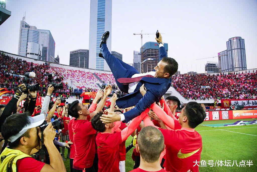 粤媒发文抨击黑恒大的球迷：广州恒大照亮了中国足球 黑子罔顾事实既蠢又坏