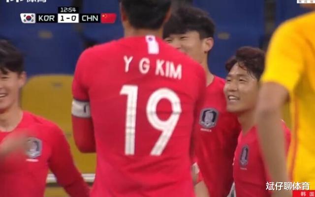 横梁救了国足1次，但30秒后中超球员反戈一击！韩国美女疯狂庆祝