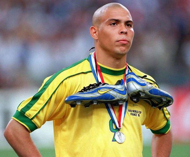 巴西足球历史上的十大巨星，你最喜欢哪一位？(10)