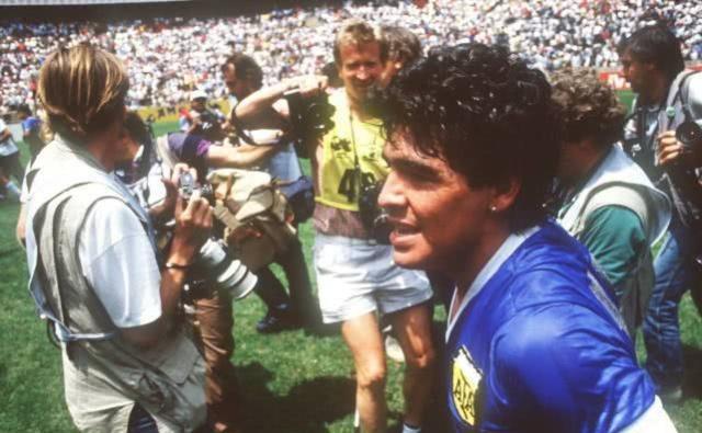1986年阿根廷夺得了大力神杯，但为何说是马拉多纳一人的世界杯？(5)