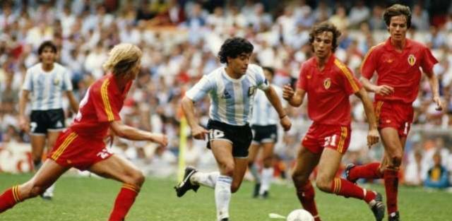1986年阿根廷夺得了大力神杯，但为何说是马拉多纳一人的世界杯？(6)