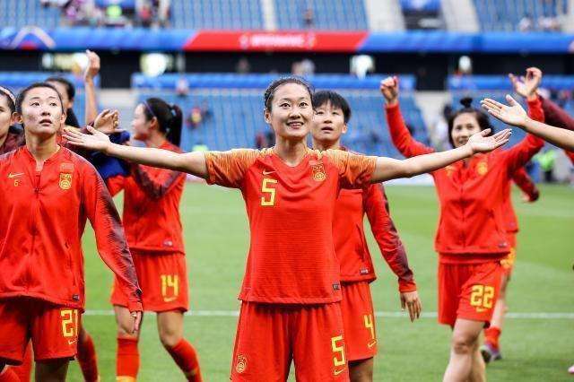 中国男足来看看：女足6比1大胜对手，三脚世界波不说，外加一个横梁！(3)