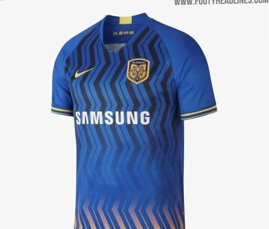 到底是一家子买卖：江苏足球俱乐部新赛季球衣“撞衫”国际米兰！(2)