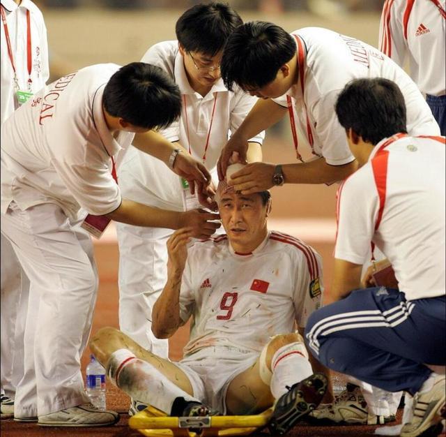 回忆2004亚洲杯：对手指名“废掉”郝海东，日本手球“偷”冠军(7)