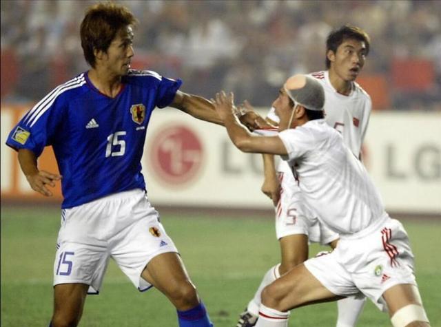 回忆2004亚洲杯：对手指名“废掉”郝海东，日本手球“偷”冠军(8)