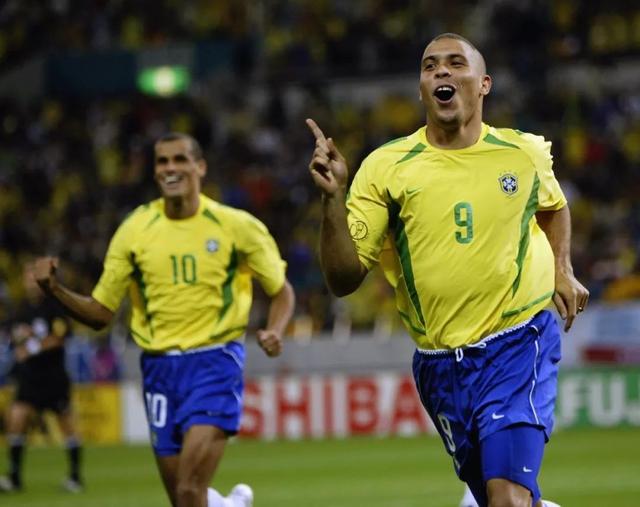巴西夺得五座世界杯中，最大功臣是谁？大罗和里瓦尔多两人入选