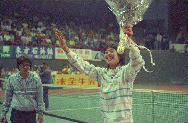 38年前，她在比赛期间叛逃美国，害惨中国队，如今却高调回国捞金