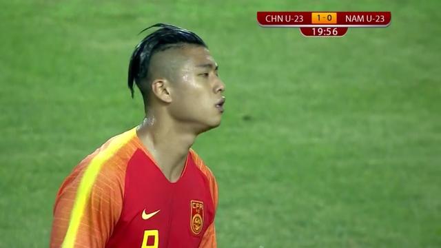在德甲踢球中国球员的叫什么 在德甲踢球的中国前锋发型最抢眼(4)