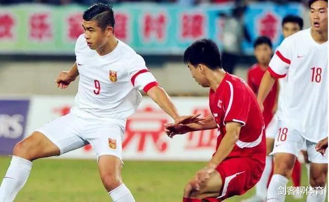韦世豪和张玉宁，一样的“追风少年”，谁能擎起中国足球的明天？(5)