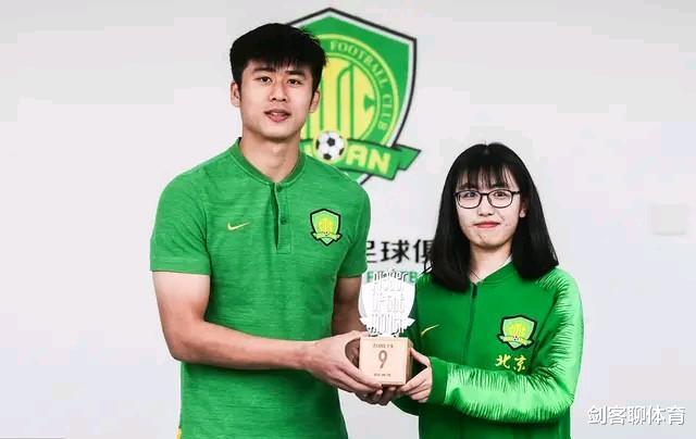 韦世豪和张玉宁，一样的“追风少年”，谁能擎起中国足球的明天？(16)