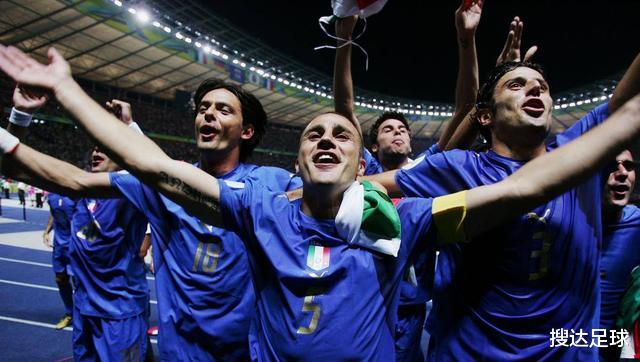 14年前经典一战！意大利变阵4前锋，卡纳瓦罗直言：以为里皮疯了
